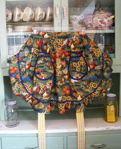 1948 Ruffle Apron in Chicken garden