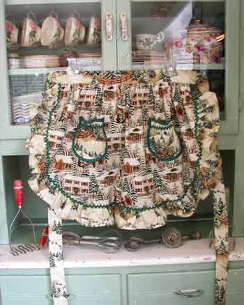 1948 Ruffle Half Apron Old Time Village Christmas
