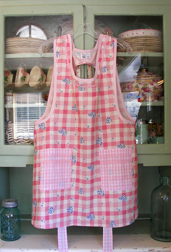 Grandma Old Fashioned Pink 40's, click to go back to Grandma aprons
