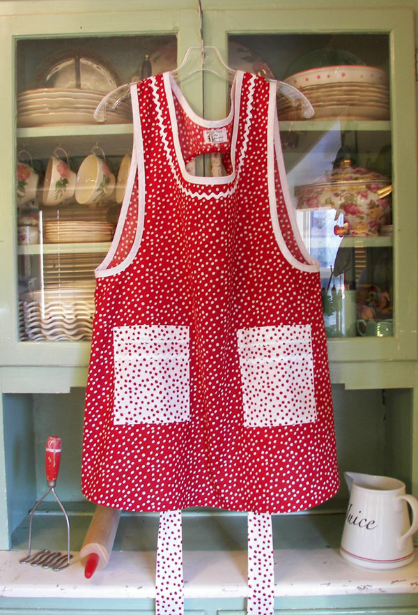 Grandma Red Polka Dot / White Polka Dot pockets, click to go back to Grandma Aprons