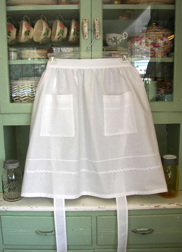 Retro Half Apron in all white