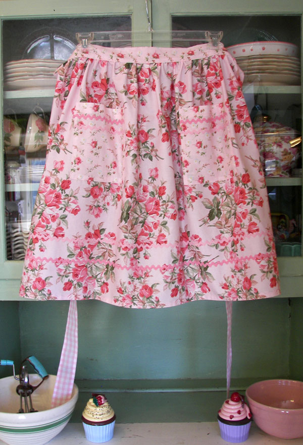 Retro Half Large Pink Roses, click to go back to half aprons