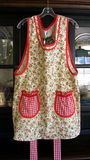 Violet Apron "Strawberry Garden"