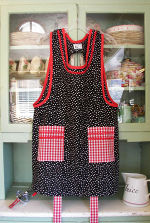 Grandma apron with red gingham pockets and red trim