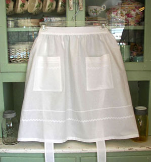 Retro half apron in white